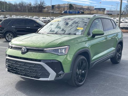 Certified 2025 Volkswagen Taos SE w/ Black Wheel Package image 3