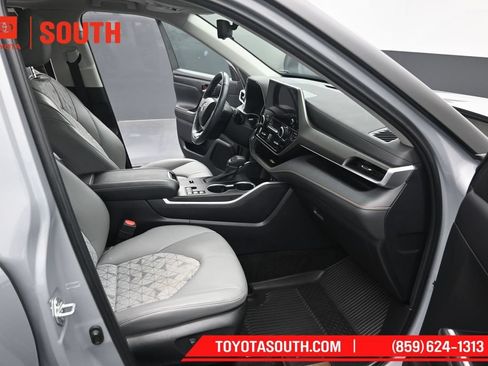 Used 2023 Toyota Highlander Bronze Edition AWD/4WD image 35