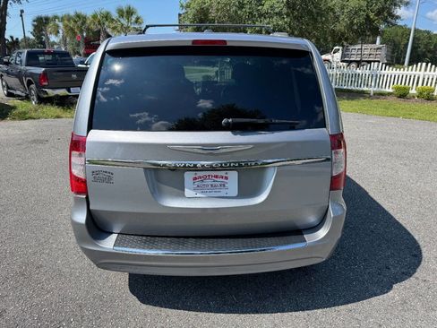 Used 2013 Chrysler Town & Country Touring image 34