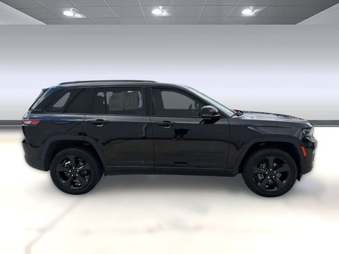 Used 2023 Jeep Grand Cherokee Altitude AWD/4WD image 8