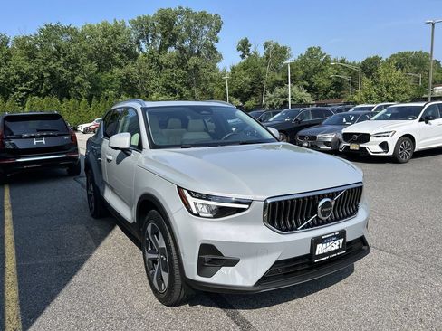 Certified 2025 Volvo XC40 B5 Plus AWD/4WD image 2