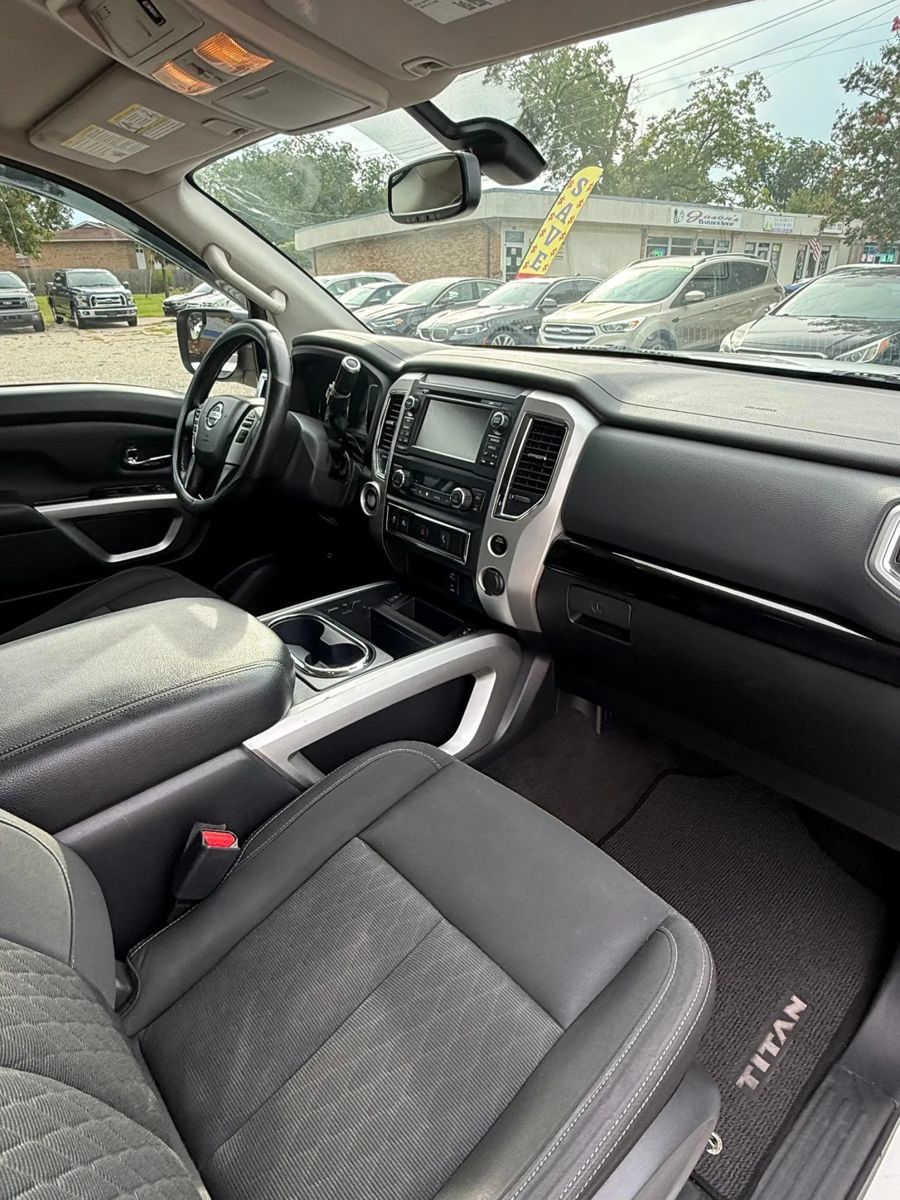 Used 2018 Nissan Titan SV w/ SV Convenience Package RWD image 12