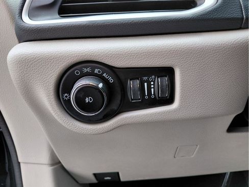 Used 2023 Chrysler Pacifica Touring-L image 28