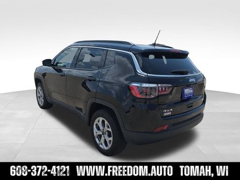 Used 2025 Jeep Compass Latitude w/ Sun & Sound Group AWD/4WD image 5