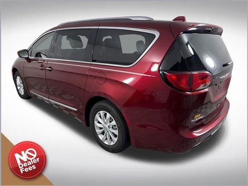 Used 2018 Chrysler Pacifica Touring-L Plus FWD image 6