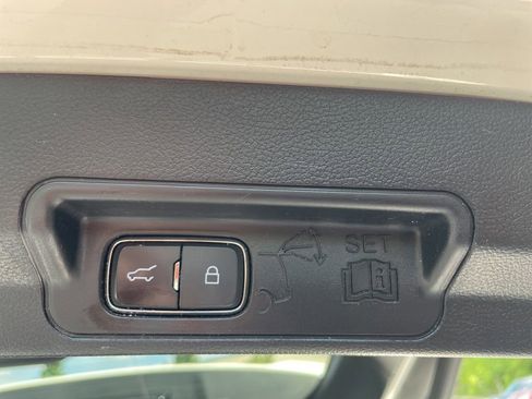 Used 2020 Ford Explorer XLT w/ Equipment Group 202A AWD/4WD image 36
