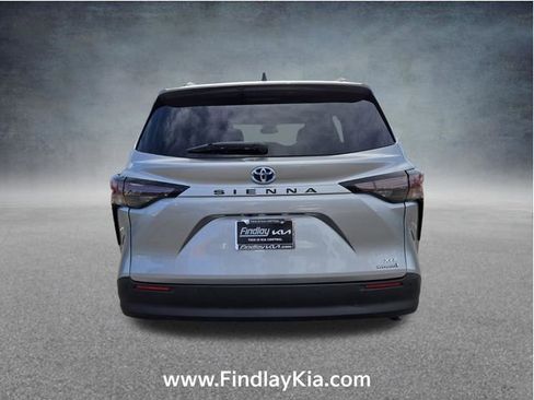 Used 2024 Toyota Sienna XLE image 7