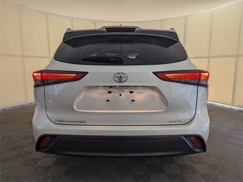 Used 2023 Toyota Highlander L image 11