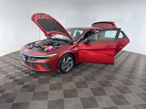 Used 2025 Hyundai Elantra SEL FWD image 14