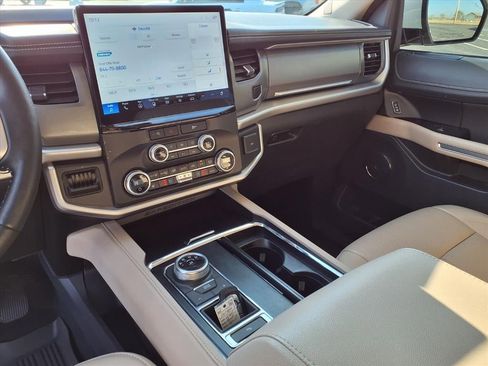 Used 2024 Ford Expedition XLT image 5