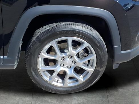 Used 2024 Jeep Compass Latitude image 9