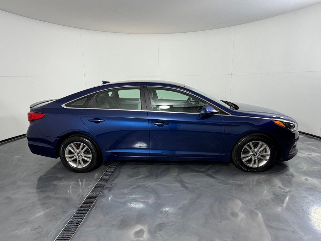 Used 2015 Hyundai Sonata SE w/ Option Group 09 FWD image 4