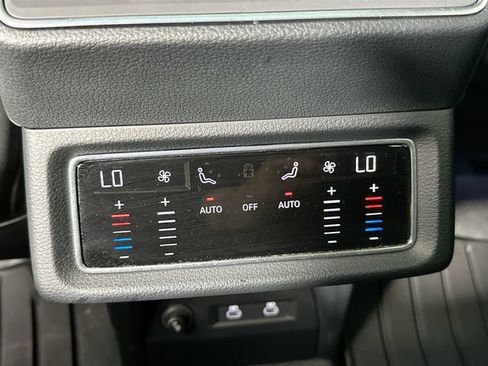 Used 2022 Audi e-tron Premium w/ Convenience Plus Package AWD/4WD image 28