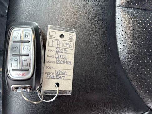 Used 2023 Chrysler Pacifica Touring-L image 34