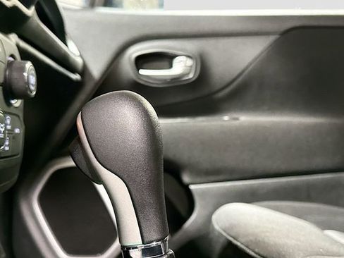 Used 2019 Jeep Renegade Latitude w/ Cold Weather Group AWD/4WD image 16