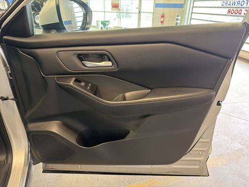 Used 2025 Nissan Rogue SV FWD image 32