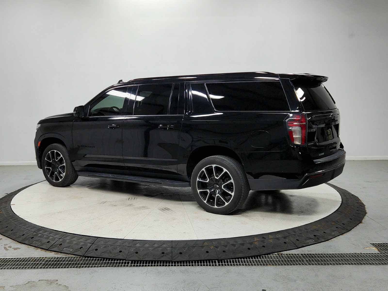 Used 2022 Chevrolet Suburban RST w/ Luxury Package RWD image 6