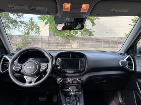 Used 2025 Kia Soul LX w/ LX Technology Package FWD image 32