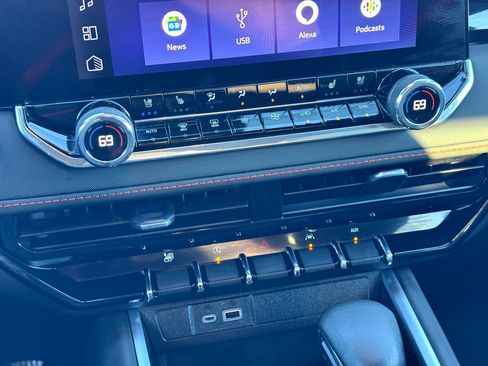 Used 2024 Chevrolet Colorado Z71 w/ Z71 Convenience Package 2 image 24