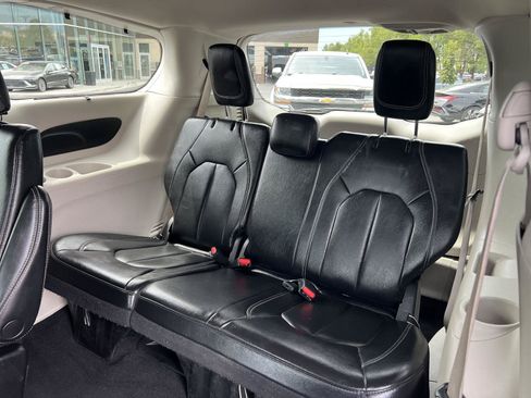 Used 2022 Chrysler Pacifica Touring-L FWD image 26
