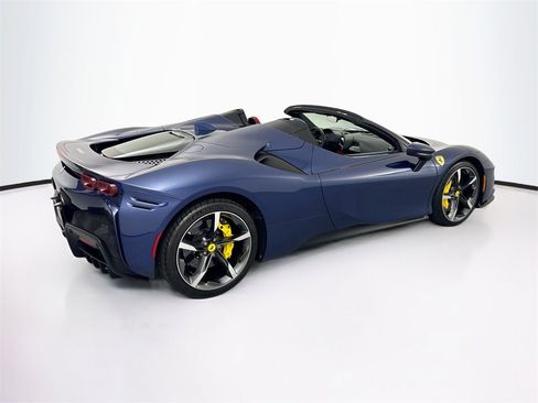 Used 2023 Ferrari SF90 Spider image 5