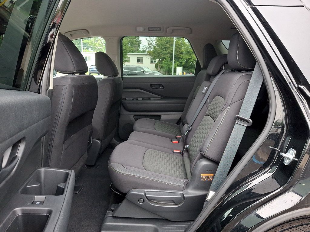 Used 2024 Nissan Pathfinder SV AWD/4WD image 13
