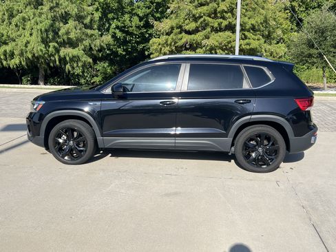 Used 2023 Volkswagen Taos SE w/ Panoramic Sunroof Package FWD image 6