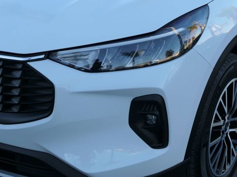 Used 2023 Ford Escape SE image 10