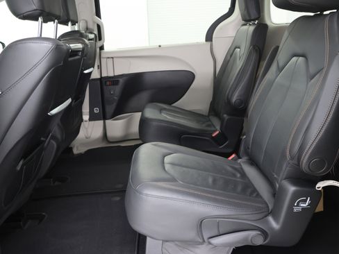 Used 2020 Chrysler Pacifica Touring-L Plus FWD image 9