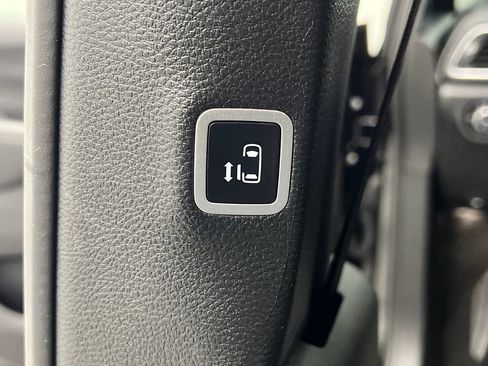 Used 2025 Chrysler Pacifica Limited image 17