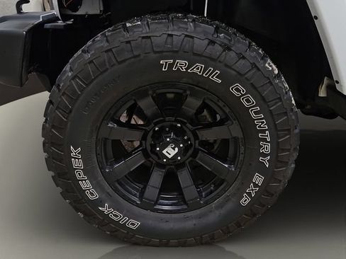 Used 2015 Jeep Wrangler Unlimited Sahara w/ Connectivity Group AWD/4WD image 25