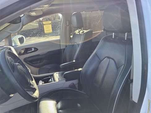 Used 2022 Chrysler Pacifica Limited w/ Uconnect Theater Family Group image 11