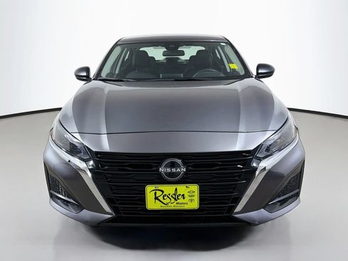 Used 2025 Nissan Altima 2.5 SV FWD image 2