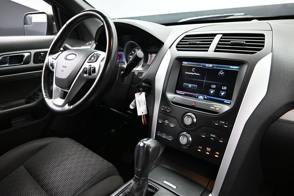 Used 2013 Ford Explorer XLT AWD/4WD image 13