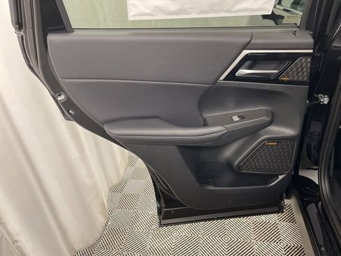 New 2025 Mitsubishi Outlander SE image 24