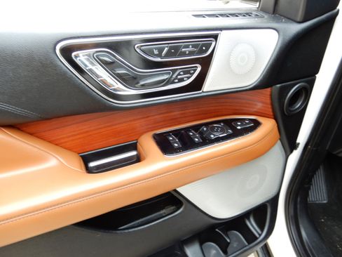 Used 2019 Lincoln Navigator Reserve image 24