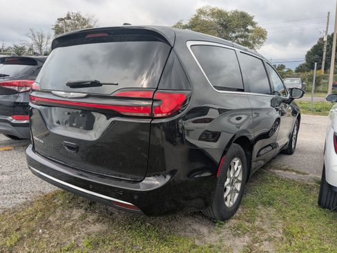 Used 2023 Chrysler Pacifica Touring-L FWD image 6