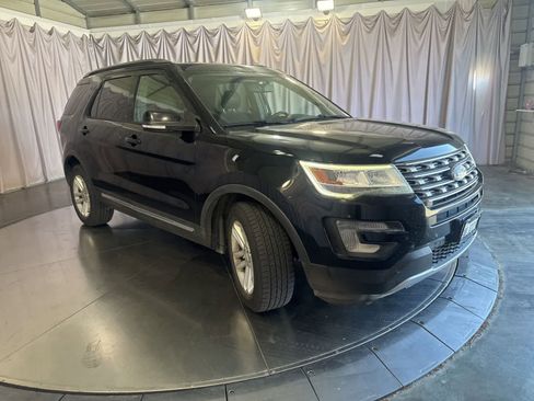 Used 2017 Ford Explorer XLT w/ Equipment Group 201A FWD image 3