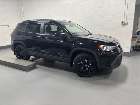 New 2025 Volkswagen Taos SE image 7