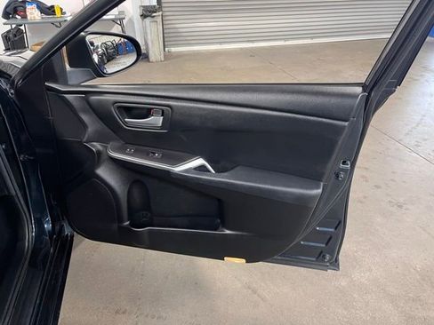 Used 2016 Toyota Camry SE image 12