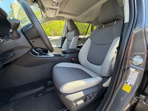 Used 2025 Toyota RAV4 XLE w/ Convenience Package image 5