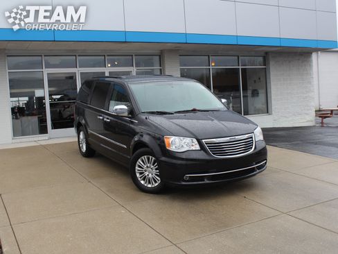 Used 2015 Chrysler Town & Country Touring-L w/ Driver Convenience Group image 2