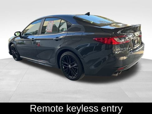 Used 2025 Toyota Camry SE image 4