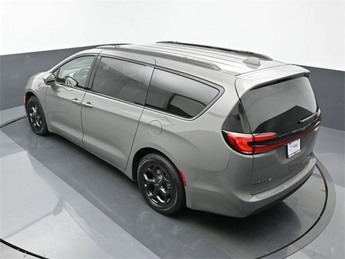 Used 2021 Chrysler Pacifica Touring-L w/ S Appearance Package image 14