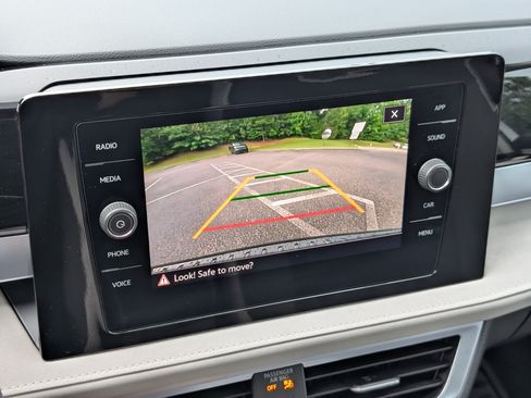 Used 2025 Volkswagen Taos SE w/ Panoramic Sunroof Package FWD image 27