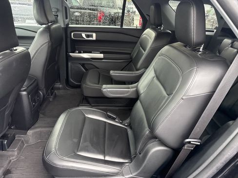 Used 2024 Ford Explorer XLT w/ Equipment Group 202A AWD/4WD image 18
