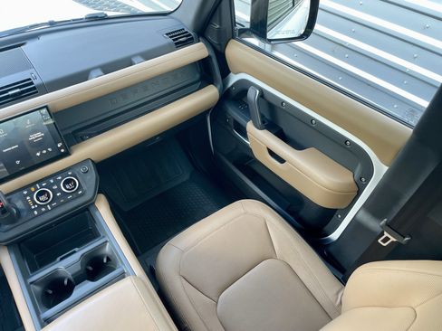 Certified 2025 Land Rover Defender 110 X-Dynamic SE AWD/4WD image 18