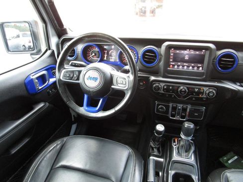 Used 2020 Jeep Gladiator Overland w/ Cold Weather Group image 9