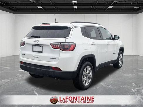 Used 2025 Jeep Compass Latitude w/ Sun & Sound Group AWD/4WD image 5