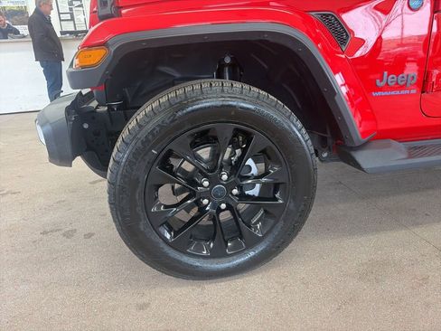 Certified 2025 Jeep Wrangler Unlimited Sahara AWD/4WD image 4